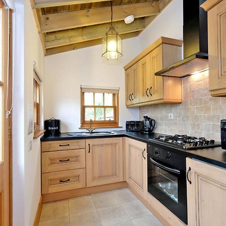 Entire Unique Tiny House - Moss Cabin バンフ エクステリア 写真